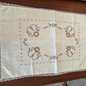 1950s Hand Embroidered Floral Pattern Table Linen Cloth